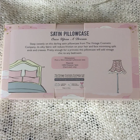 GlossyBox Barbie Cleanser&Box/Hydrating Mist&Vintage Cosmetic Satin Pillowcase - Picture 4 of 16